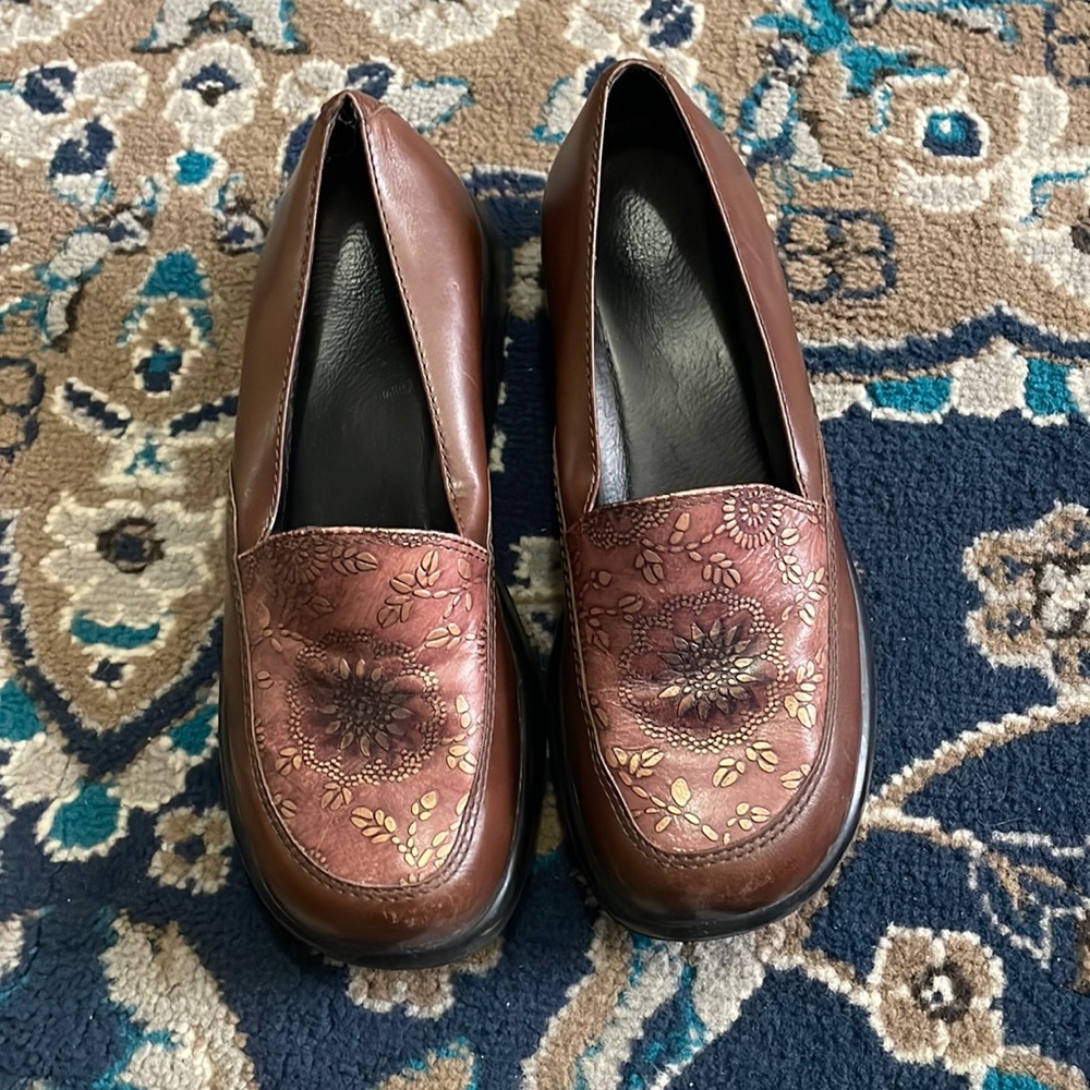 I pair used Dansko brown shoes